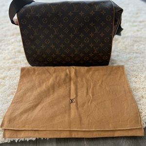 LV messenger bag great condition!